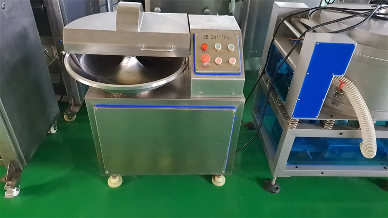 20升的小型斬拌機對肉菜切碎拌餡細膩均勻，深受小作坊喜歡 
